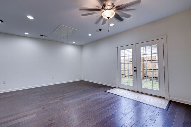 Building Photo - 3 bed 3 bath single family house