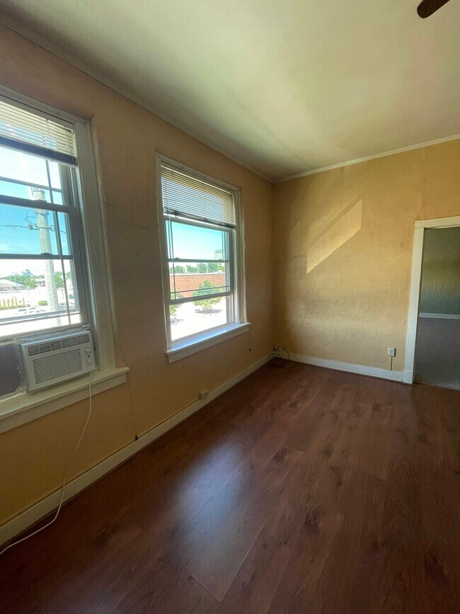 Building Photo - 109 1/2 East 6th Street, Unit 6