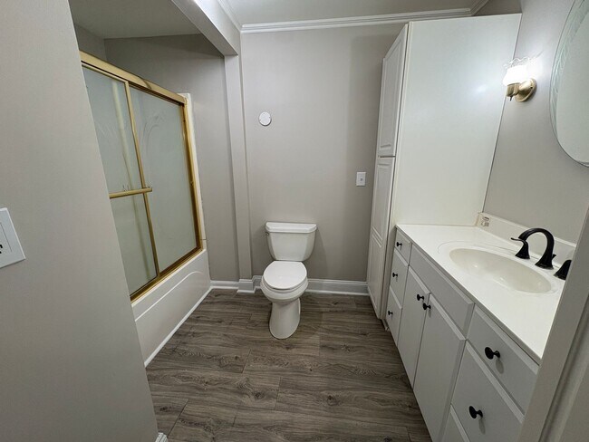 Building Photo - 3 Bedroom, 2 Bathroom House in High Point!