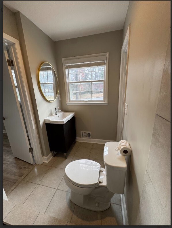 Jack & Jill Full_Bath - 2475 Freydale Rd SE