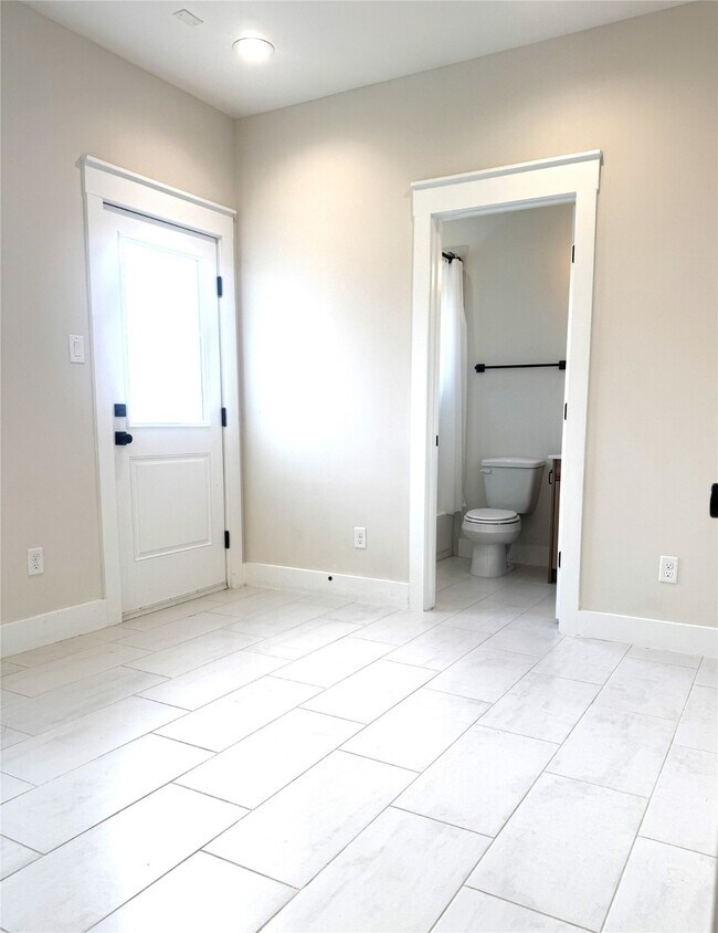 Building Photo - 5338 Donovan Gdns Ln