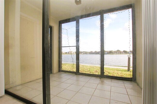 Building Photo - 217 Lake Pointe Dr