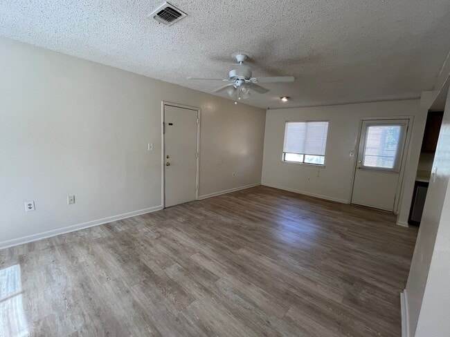Building Photo - 841 Meadow Ln