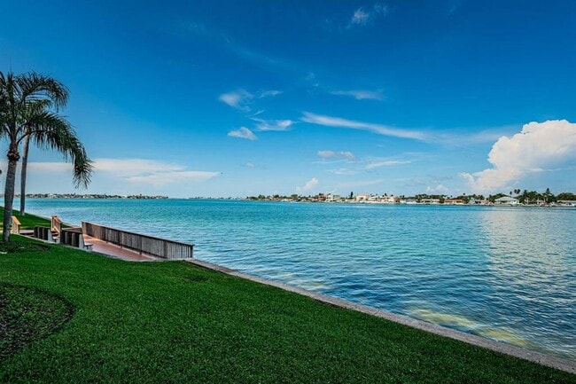 Building Photo - 6083 Bahia Del Mar Cir N