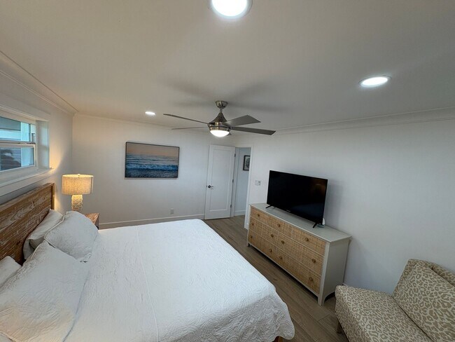 Building Photo - Beautifully Furnished Pool Home with Boat ...
