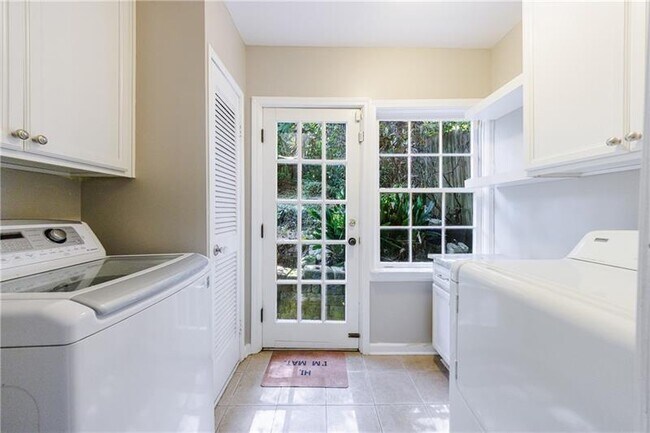 Building Photo - 2311 Pembrook Pl NE