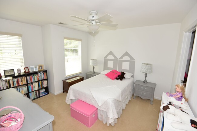 Building Photo - Lakefront Condo in Greenbrier