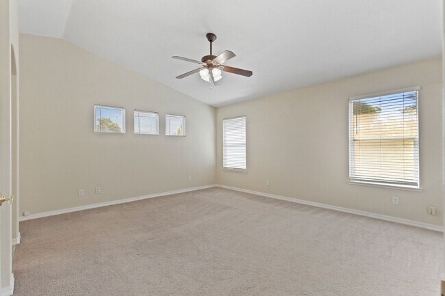 Building Photo - 4 Bedroom Home in the heart of Roseville! ...