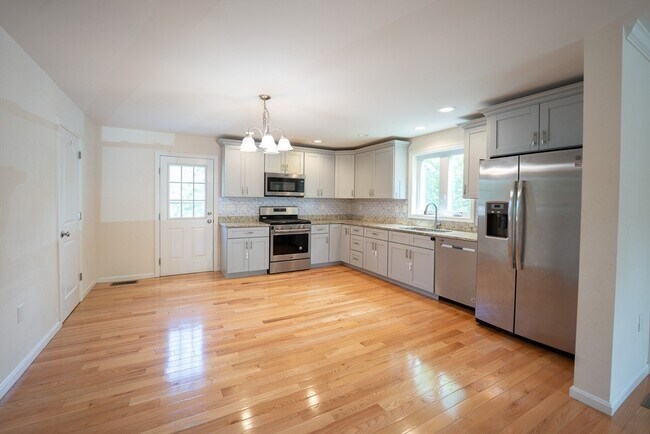 Primary Photo - 27 Williams St