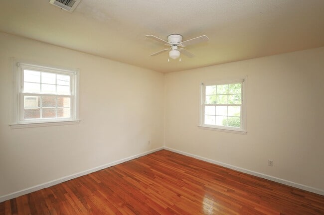 Building Photo - 910 Maplewood Dr