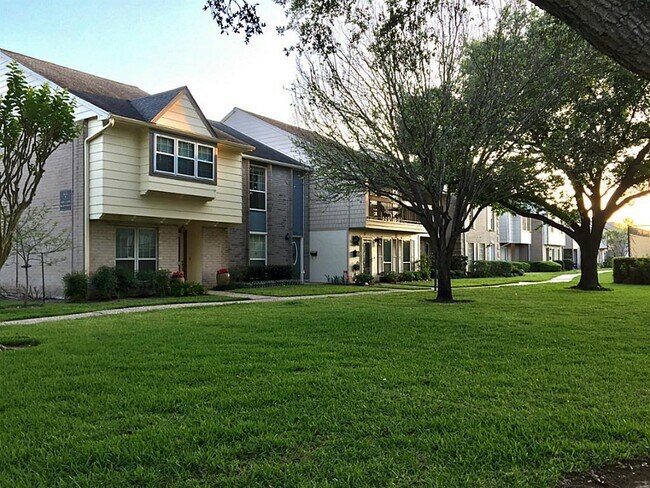 Building Photo - 10330 Briar Forest Dr