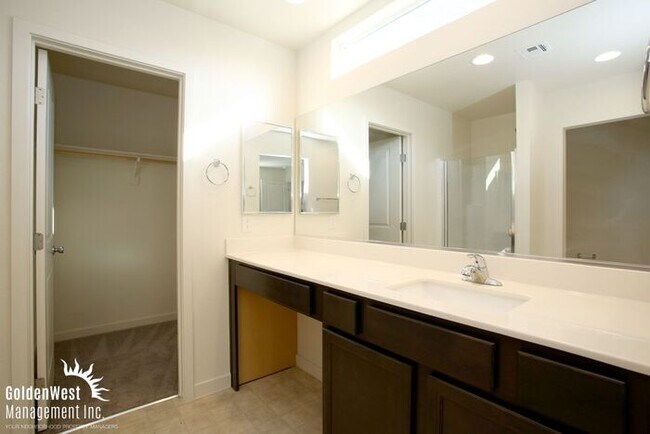 Building Photo - Modern 3Bdm 2.5Ba Two-Story Home in the Heart of Las Vegas