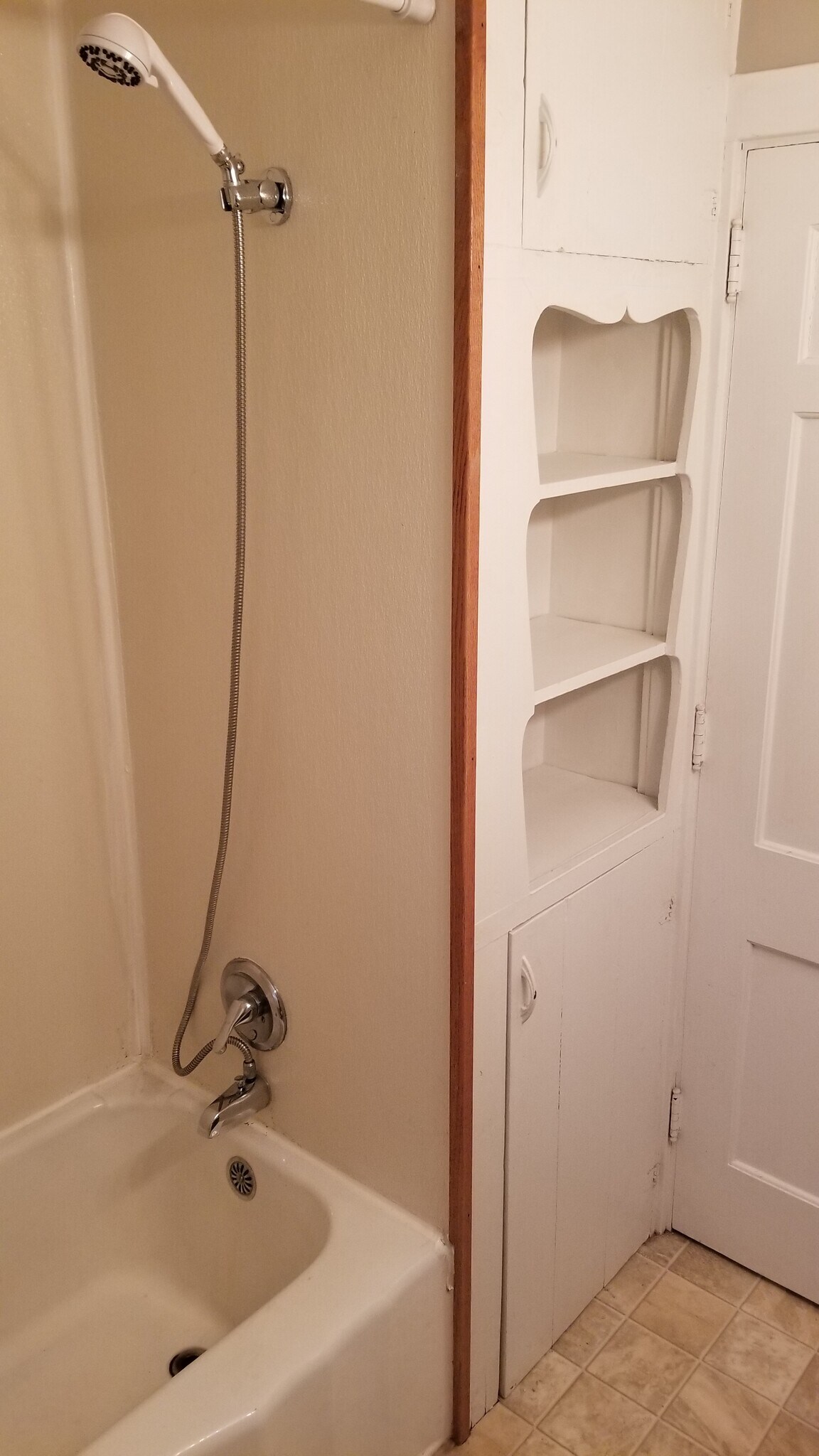 Building Photo - 705 E 10th St