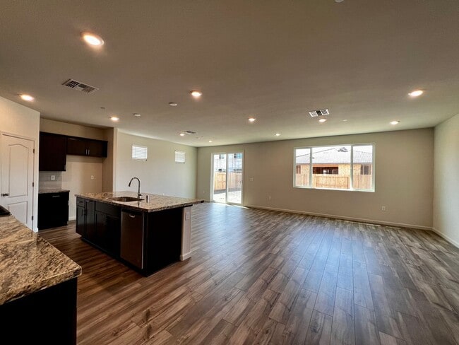 Building Photo - 2035 Greenbriar Dr