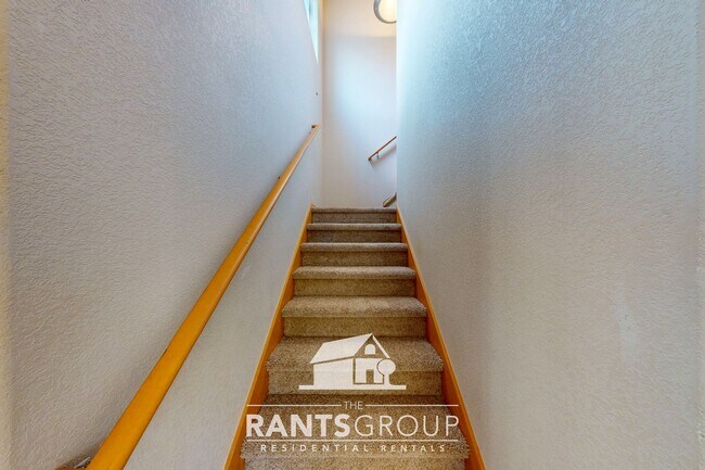 Building Photo - Fantastic Neighborhood! Easy Commute to JB...
