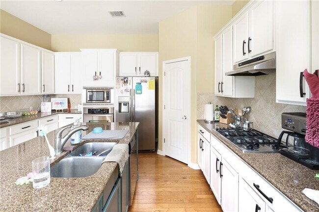 Building Photo - 1601 Greenside Dr