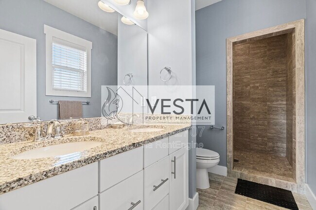 Building Photo - 16 Hyde Park Pl