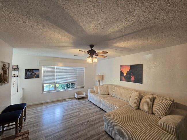 Building Photo - Stunning 4BR/2BA Fortuna home in quiet nei...