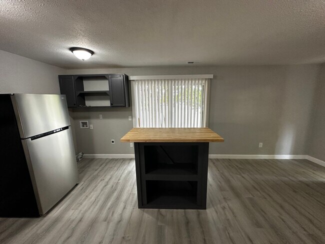 Building Photo - FULLY REMODELED 2 Bedroom Apartment with l...