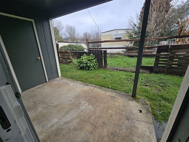 Building Photo - 146 NE Atkinson Ct