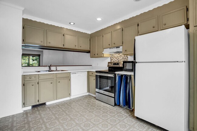 Building Photo - 2 Bed, 2.5 Bath Townhome Available in Simp...