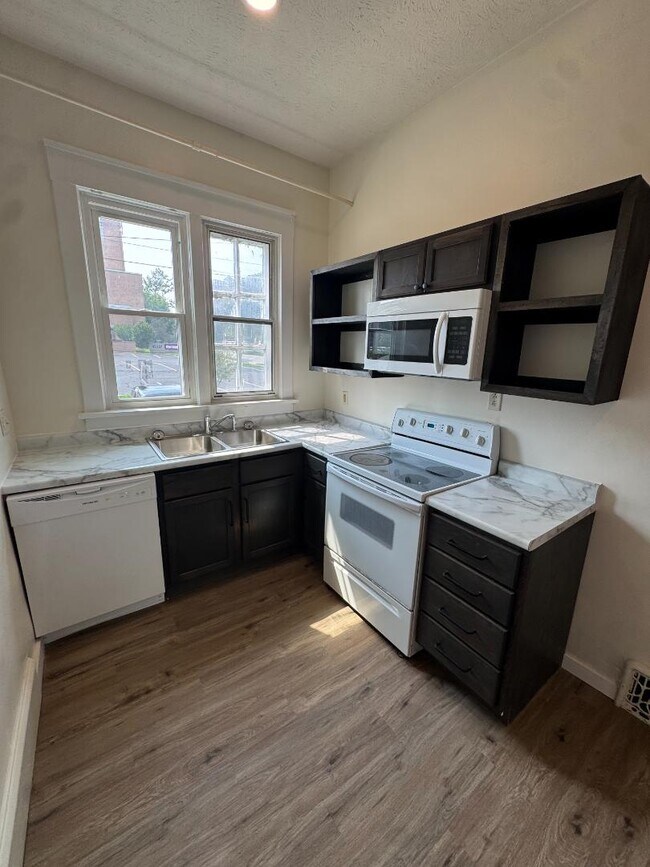 Primary Photo - 601 E Washington St