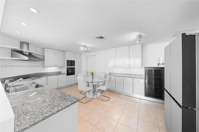 Building Photo - 1643 Brickell Ave
