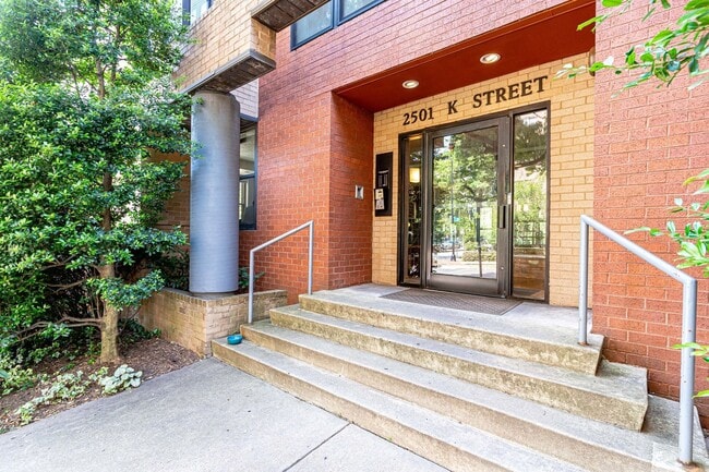 Building Photo - Beautiful One Bedroom in the Heart of Foggy Bottom| Water and Gas Included!