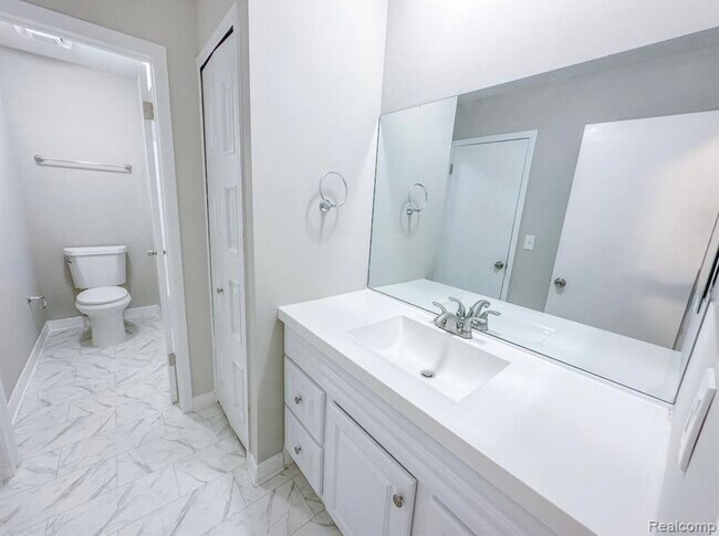 Building Photo - 41856 Langley Dr