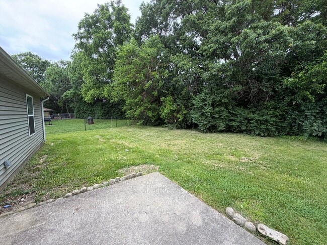 Building Photo - Duplex on Southside. 2bed/2bath with 2 car garage & privacy fence.