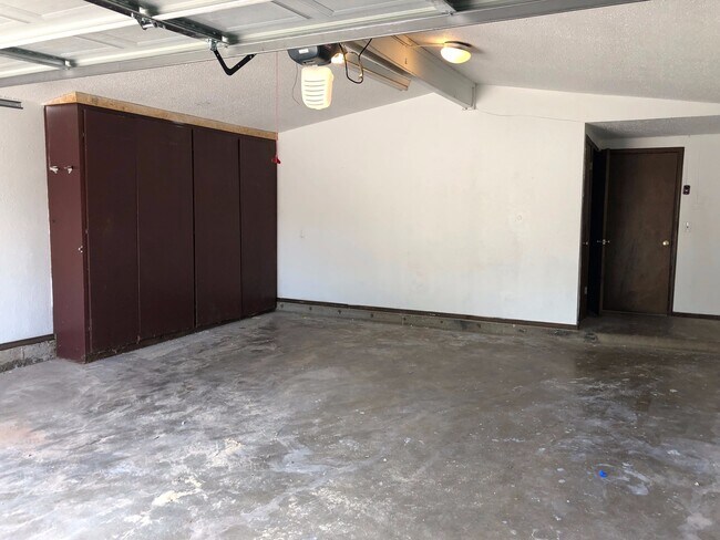 Building Photo - Large 3-Bedroom with Vaulted Ceilings