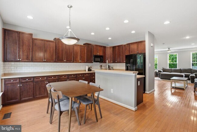 Building Photo - 8133 Dove Cottage Ct