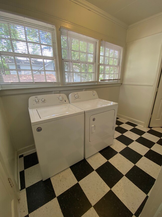 Building Photo - 1300 Green St