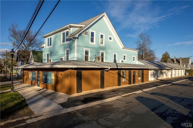 Building Photo - 1104 Main St