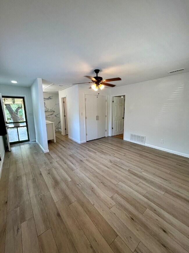 Building Photo - Spacious 5-Bedroom Home Steps from Walnut ...