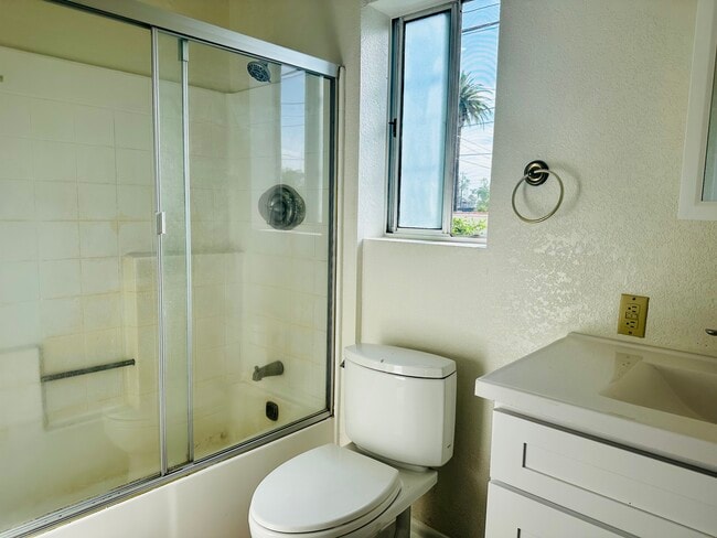 Building Photo - 5847 Gaviota Ave