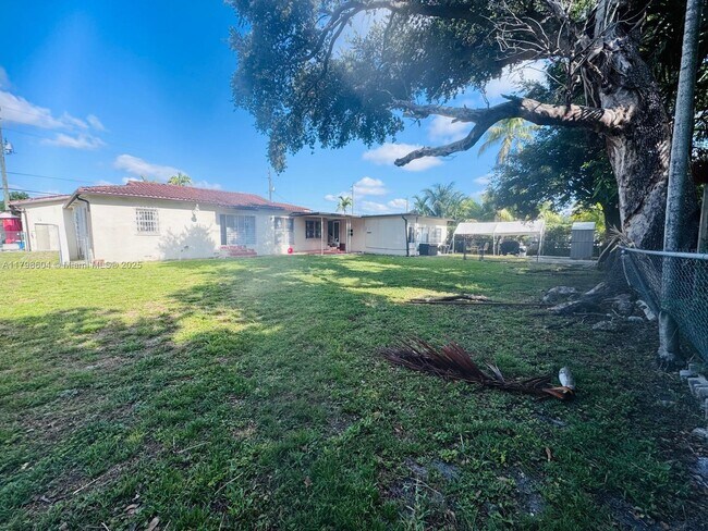 Building Photo - 311 SW 49th Ave