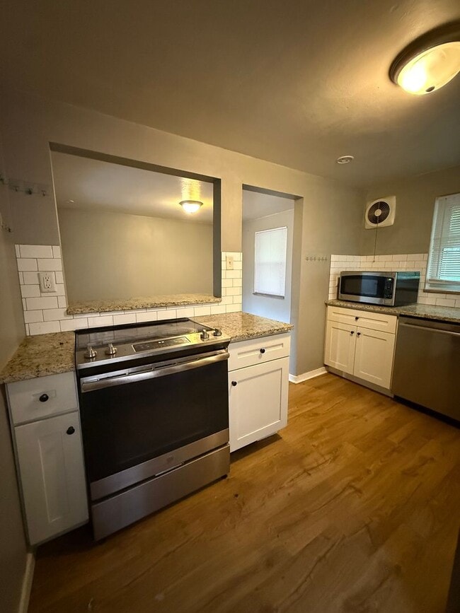 Building Photo - Brentwood-3 Bedroom Home available NOW!