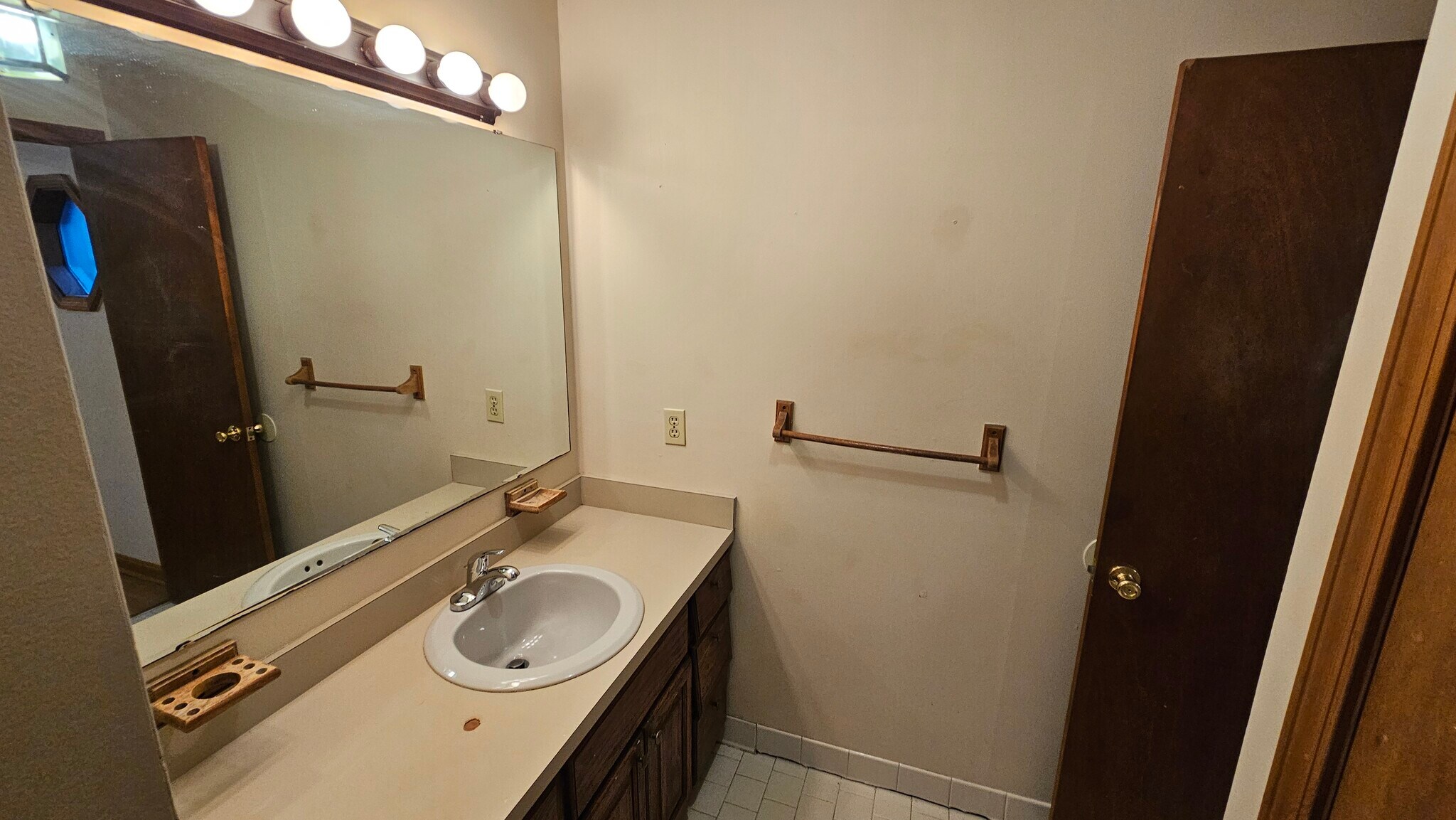 Primary Bath - 4242 Allmond Ave