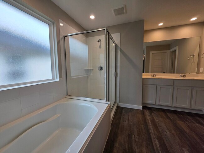 Building Photo - 1131 Hughes Crossing Dr