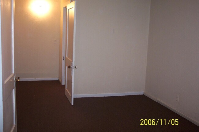 large walk in closet - 1505 Tulane St