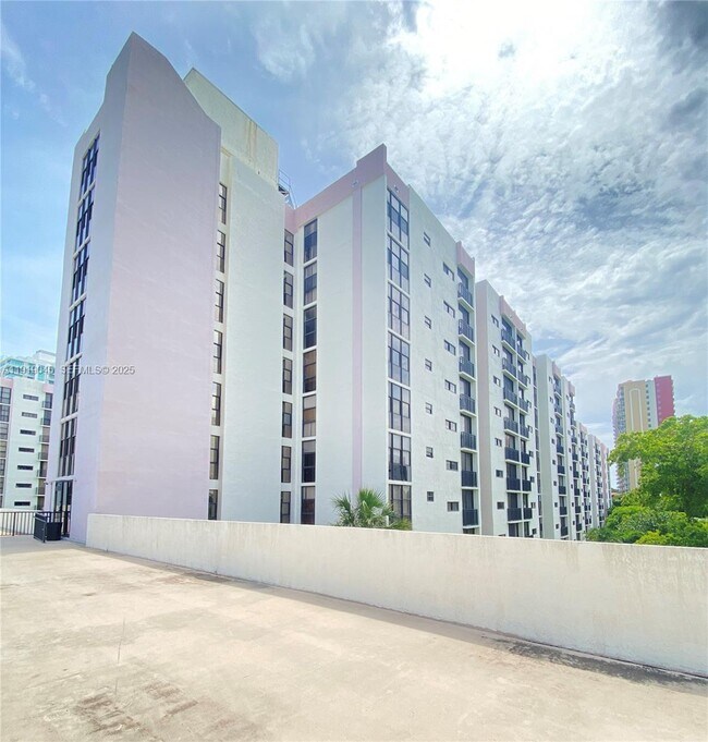 Building Photo - 16919 N Bay Rd