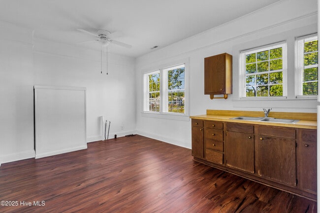Building Photo - 407 Hoke St