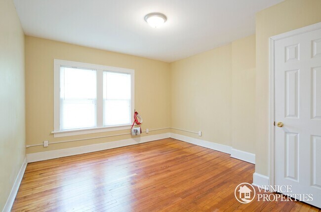 Building Photo - 187 E Northwood Ave