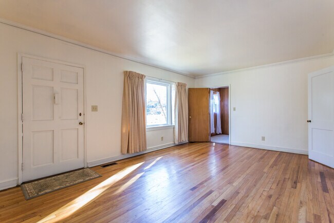 Building Photo - 2457 Jefferson Terrace