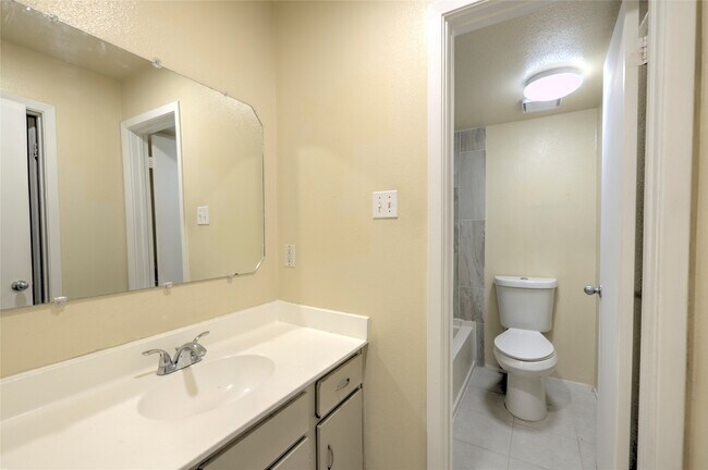 Building Photo - 9009 Richmond Ave.