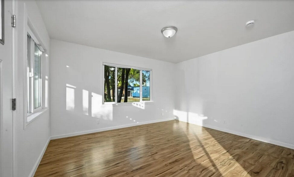 Living Room - 340 College Ave