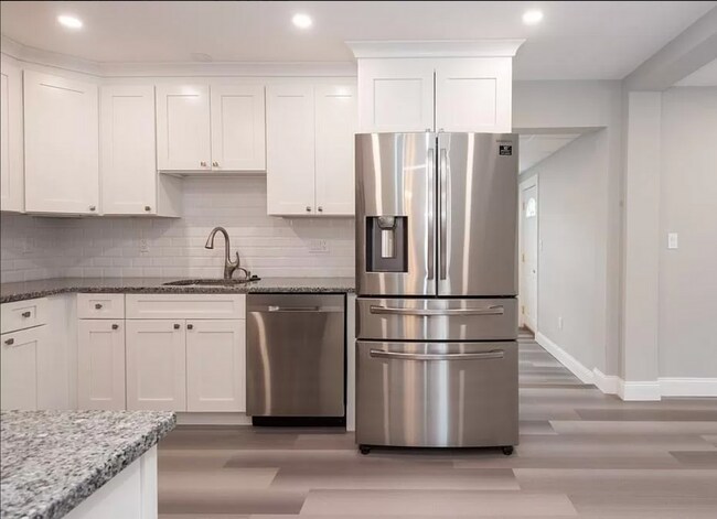 Building Photo - 3 Bed Home with a Yard and Garage! Available for July!