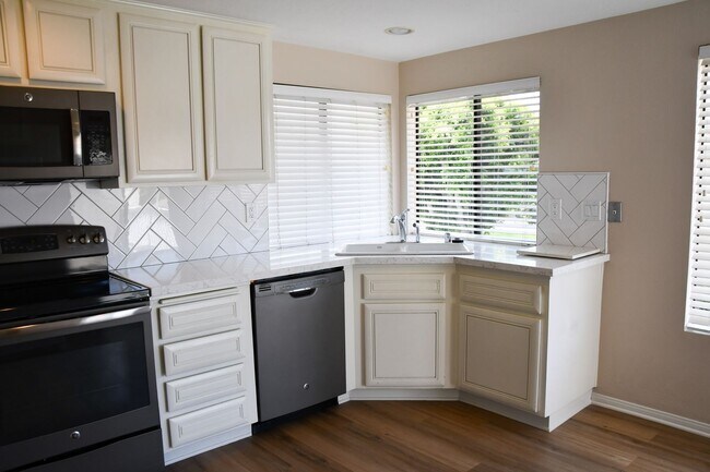 Building Photo - Newly remodeled and updated