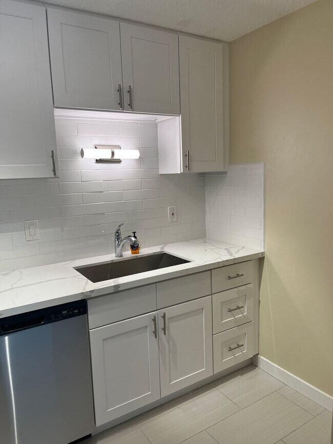 Building Photo - Spacious Renovated 2 Bed 1.5 Bath with Cor...